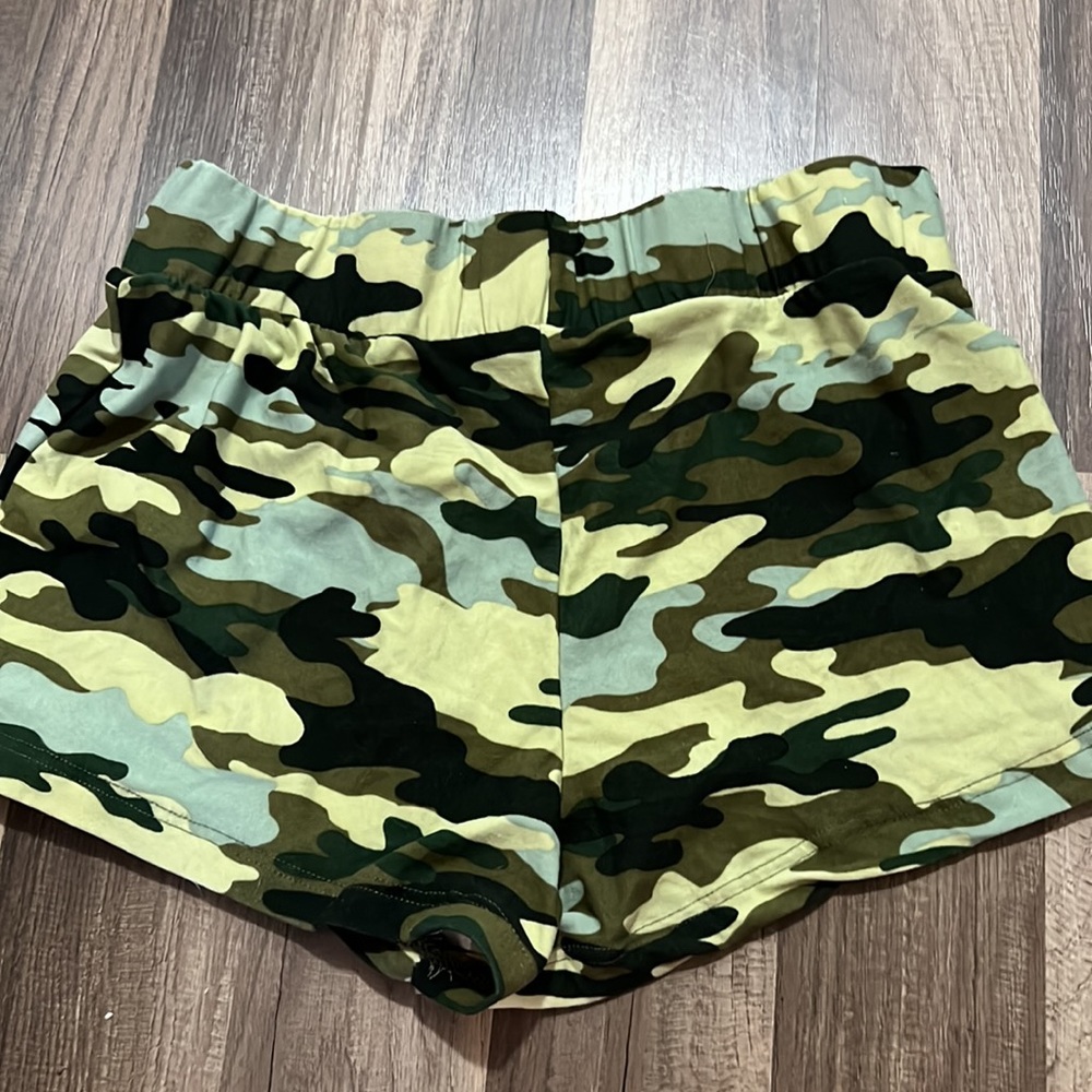 Shorts - Picture 2 of 3
